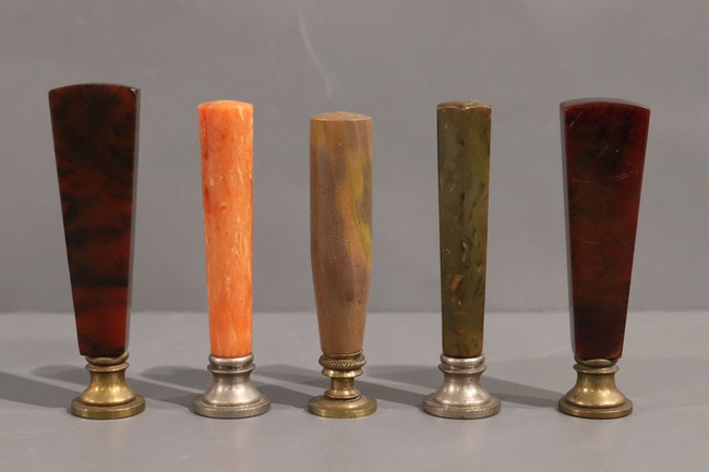 CINQ CACHETS à fût en bois à l'imitation...