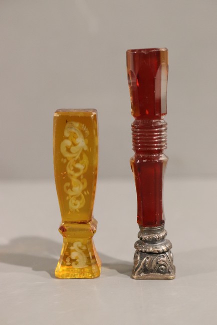 DEUX CACHETS en cristal teinté dont un monté...