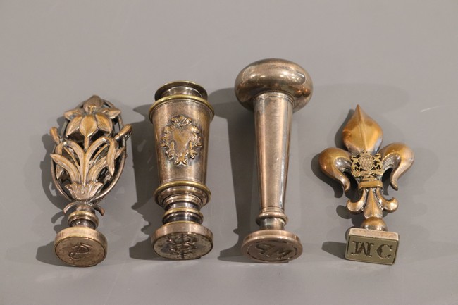 QUATRE CACHETS divers en métal et bronze...
