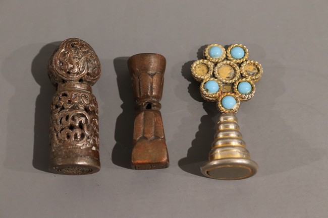 TROIS CACHETS divers un probablement chinois,...