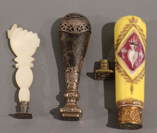 TROIS CACHETS un en bois monté argent, l'un...
