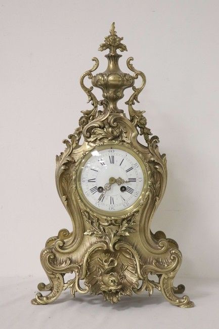 PENDULE DE CHEMINÉE en bronze doré à décor...