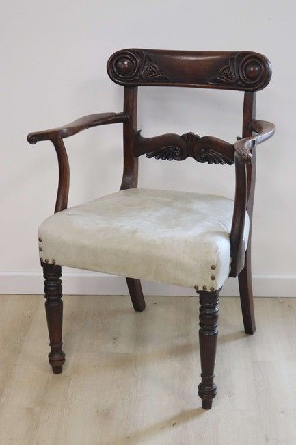 FAUTEUIL en bois teinté acajou, dossier à...