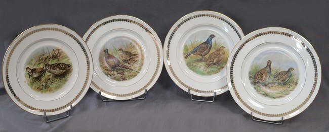 *ENSEMBLE DE QUATRE ASSIETTES en porcelaine...