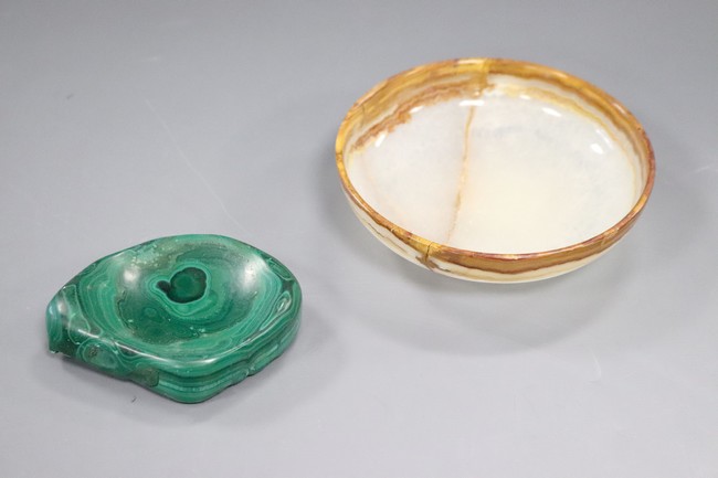 *DEUX COUPES en malachite et agate.