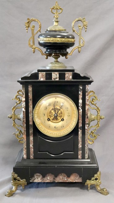 *PENDULE en marbre noir, cadran doré à deux...