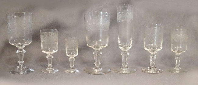 *PARTIE DE SERVICE DE VERRES A PIED en verre...