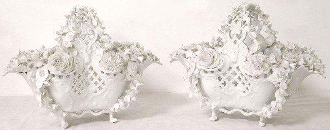 PAIRE DE CORBEILLES en porcelaine en forme...