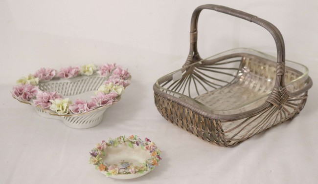 CORBEILLE trilobée en porcelaine à bordure...