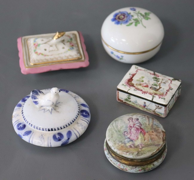 LOT DE CINQ BOITES A PILULLES en porcelaine...