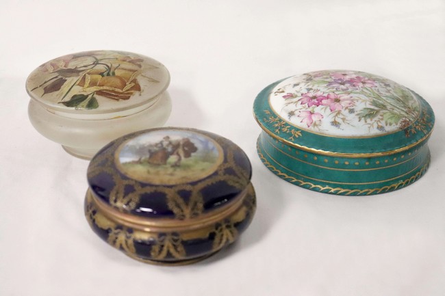LOT DE TROIS BONBONNIERES couvertes en porcelaine...