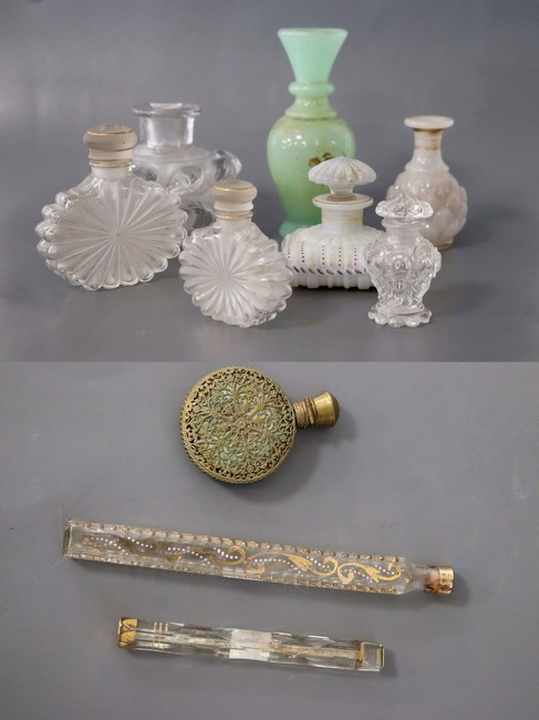 LOT DE FLACONS en verre moulé et opaline...