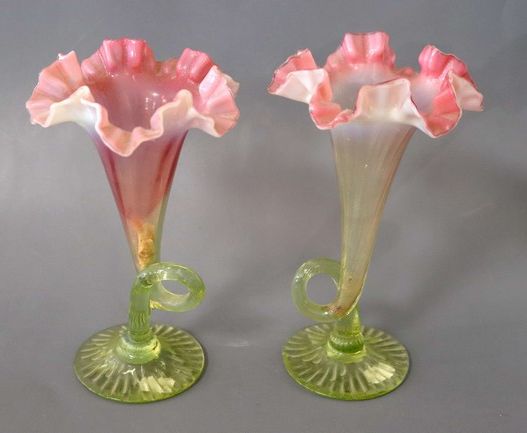 PAIRE DE VASES soliflores en verre coloré...