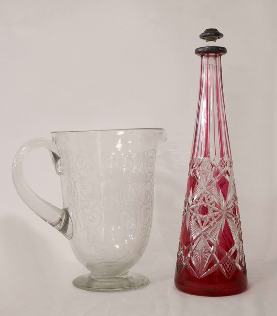 CARAFE en verre à décor de rinceaux gravé...