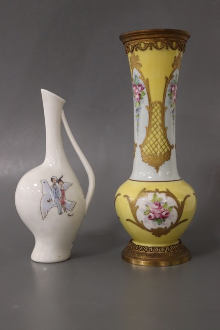 DEUX VASES en porcelaine, l'un soliflore...
