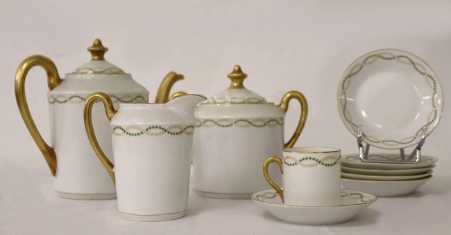 PARTIE DE SERVICE A CAFÉ en porcelaine blanche...