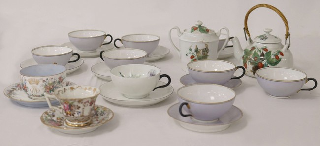 LOT DE TASSES A THÉ dépareillées comprenant...