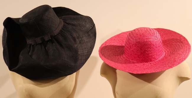 DEUX CHAPEAUX DE CÉRÉMONIE en paille, un...