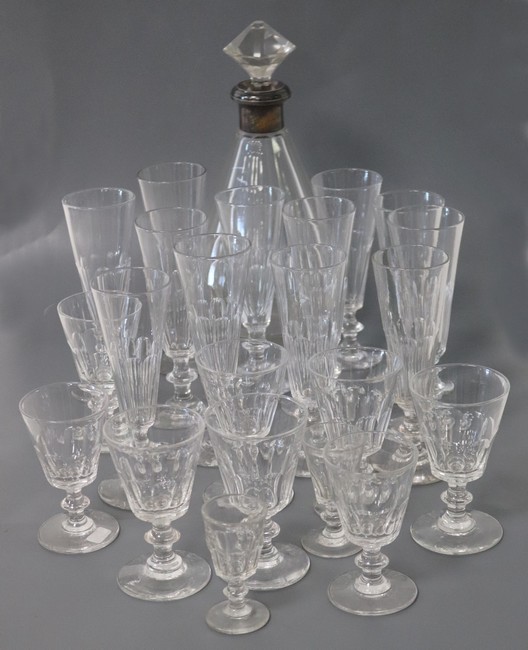 ENSEMBLE DE VERRES à pied, en cristal taillé...