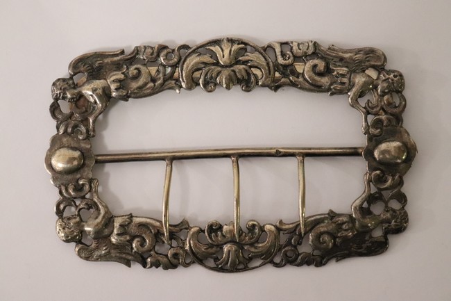 BOUCLE DE CEINTURE en argent moulé à décor...