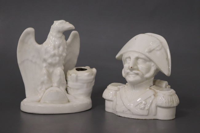 DEUX ENCRIERS en porcelaine émaillée blanc,...