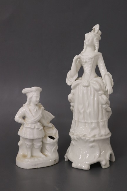 DEUX ENCRIERS ou PORTE-PLUME en porcelaine...