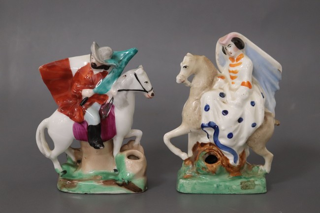 DEUX ENCRIERS ou PORTE-PLUME en porcelaine...