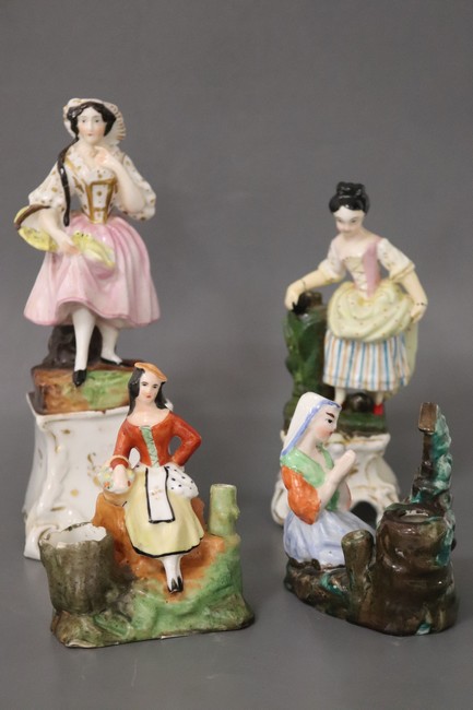 QUATRE ENCRIERS ou PORTE-PLUME en porcelaine...