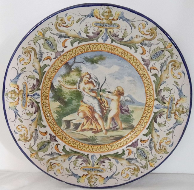 PLAT DECORATIF en faïence émaillée polychrome...