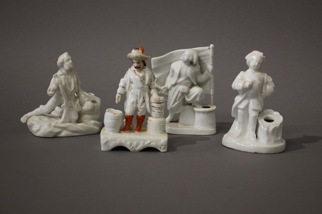 QUATRE ENCRIERS en porcelaine émaillée blanc...