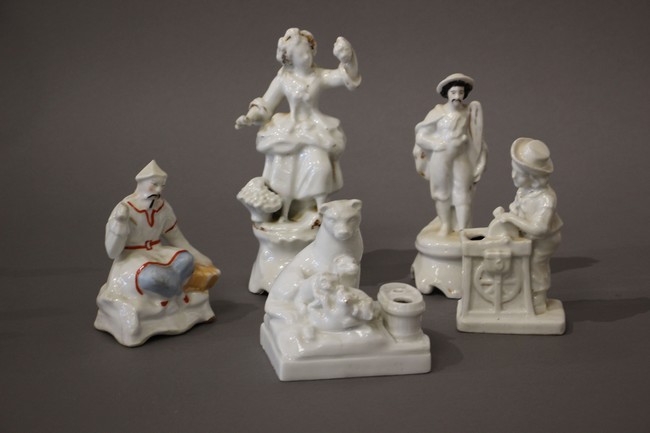 CINQ ENCRIERS en porcelaine émaillée blanc...