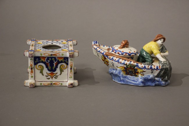DEUX ENCRIERS en faïence émaillée polychrome,...