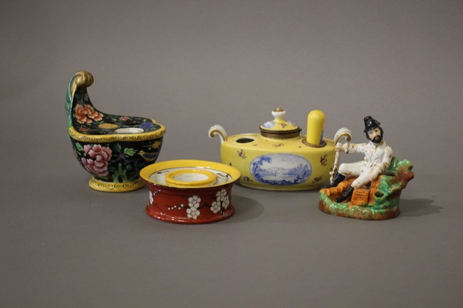 TROIS ENCRIERS en porcelaine, l'un de forme...