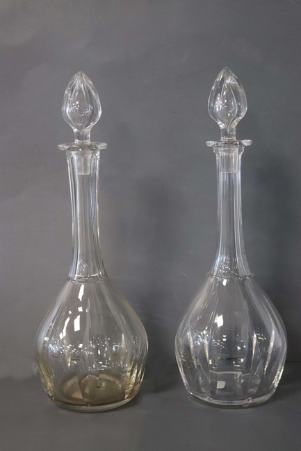 PAIRE DE CARAFES en cristal taillé de forme...