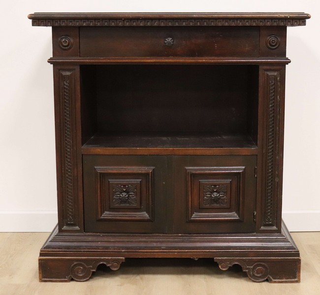 PETIT MEUBLE BAS en bois mouluré et sculpté...