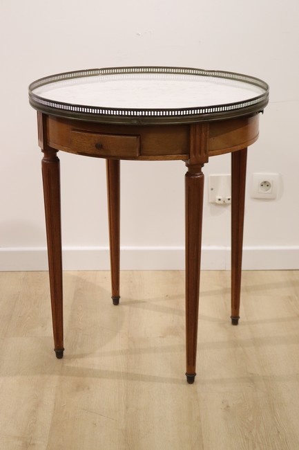 TABLE BOUILLOTE en acajou et placage d’acajou,...