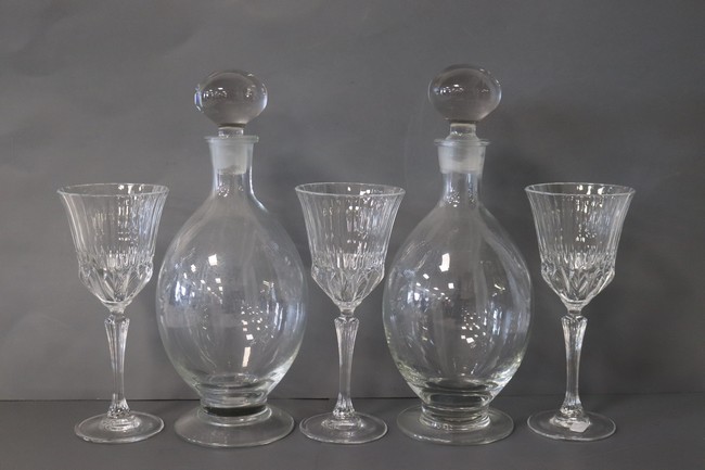 ONZE VERRES A EAU en cristal taillé à pa...