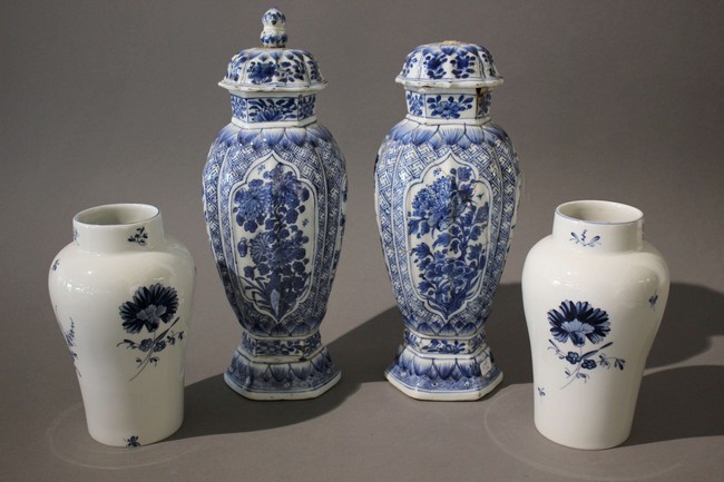 PAIRE DE VASES COUVERTS en porcelaine émaillée,...