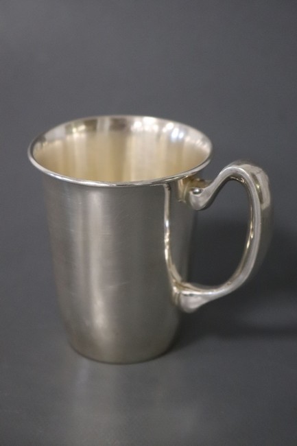 TIMBALE en argent (925) à une anse.