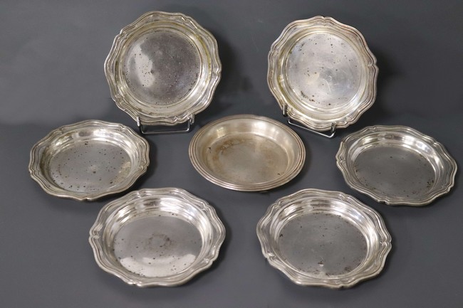 SIX DESSOUS DE BOUTEILLE en métal argenté...