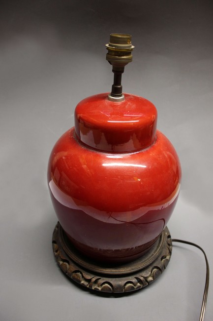 LAMPE formée d’une potiche en faïence émaillée...