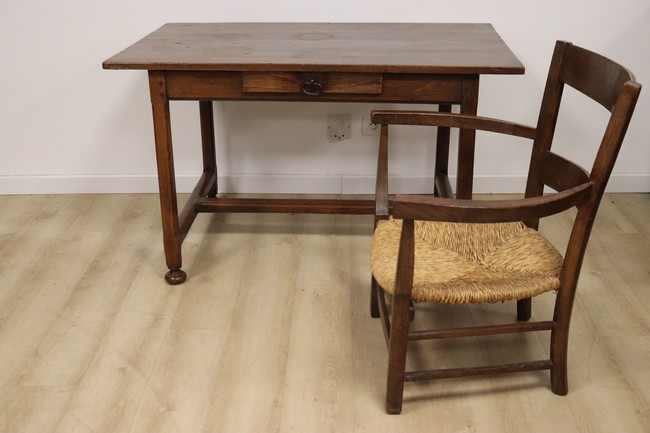 TABLE BUREAU en chêne teinté ouvrant par...