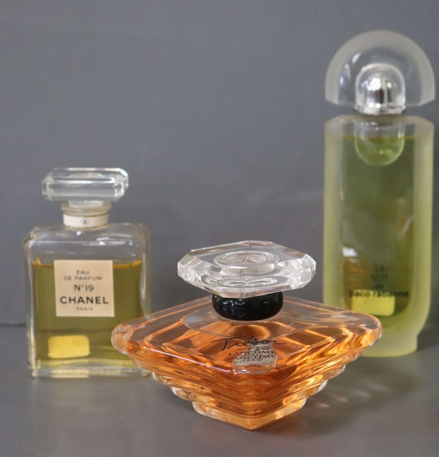 TROIS FLACONS DE PARFUM de présentation,...