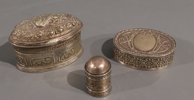 TROIS BOÎTES en argent: