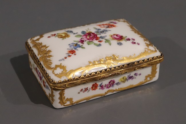 BOÎTE rectangulaire en porcelaine émaillée...