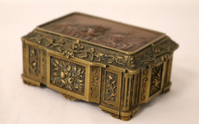 BOÎTE-CENDRIER en bronze, de forme rectangulaire...