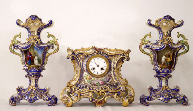GARNITURE DE CHEMINÉE en porcelaine de forme...