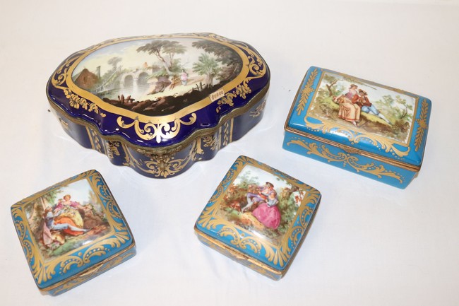 QUATRE BOÎTES en porcelaine, dont trois dans...