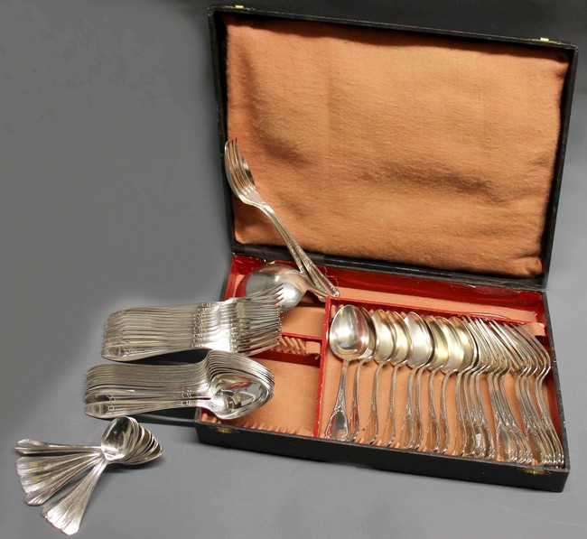 PARTIE DE MÉNAGERE en métal argenté modèle...