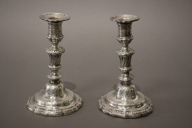 PAIRE DE PETITS FLAMBEAUX en bronze argenté,...